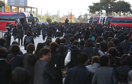 한국유치원총연합회 소속 전국 사립유치원 관계자들이 30일 오후 고양시 일산 킨텍스에서 비공개 토론회를 마친 뒤 귀가하고 있다. 이들은 이날 학유총의 방침에 따라 검정색 상하의 복장으로 토론회에 참석했다.    정부가 유치원·어린이집 공공성 강화를 위한 범정부 간담회를 개최한 이날 한국유치원총연합회는 전국규모의 비공개 토론회를 열어 집단 휴원 여부를 포함해 정부 대책에 대한 대응수위를 논의했다.